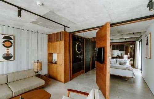 Premier Pool Suite Plus King