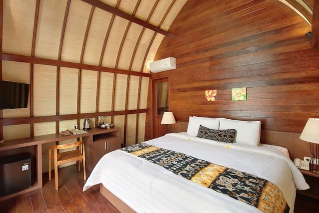 Room, Pool View