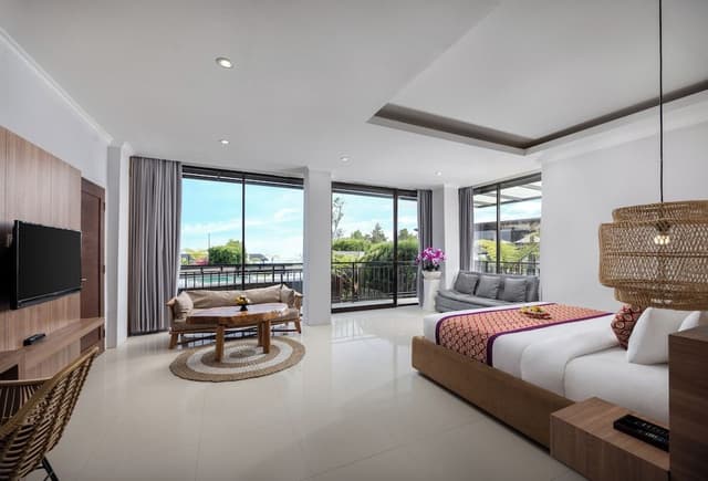 Suite Pool View
