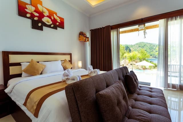 Deluxe Suite, 1 King Bed, Mountain View