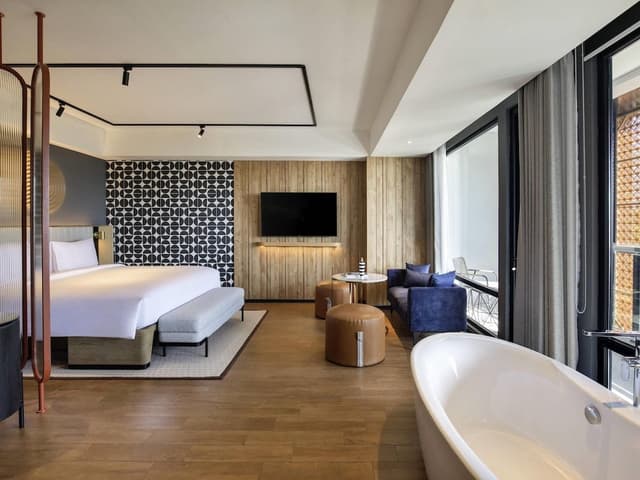 Comfort Suite, 1 King Bed, Ocean View (TRIBE XL)