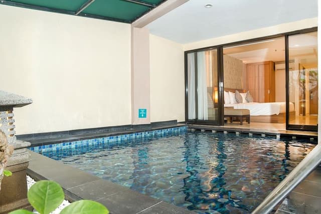 Deluxe Pool Suite