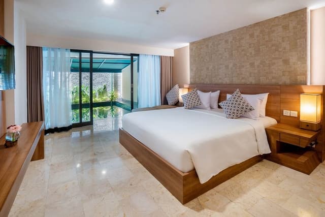 Deluxe Pool Suite
