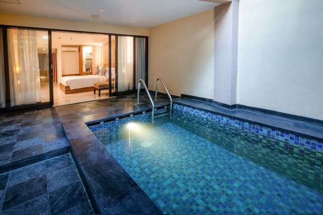 Deluxe Pool
