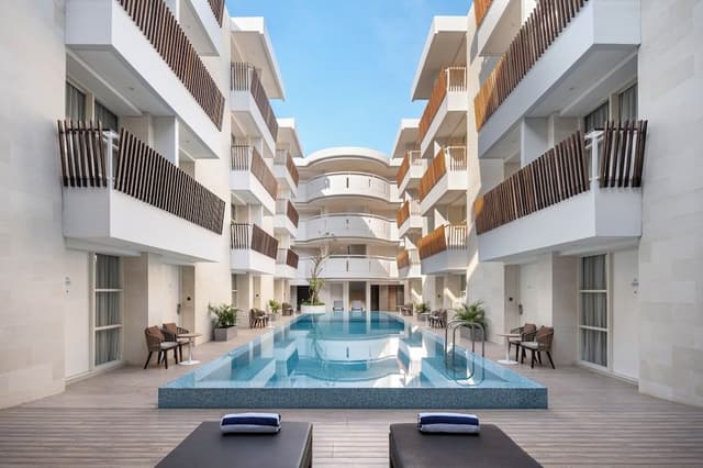 Standard Room, 1 Queen Bed, Pool Access (Free Breakfast)