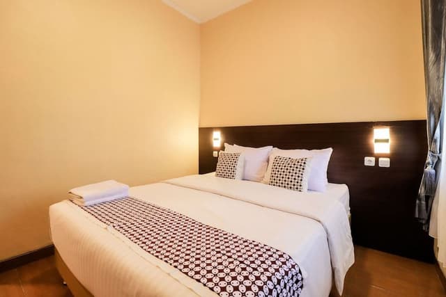 Superior AC Queen Room