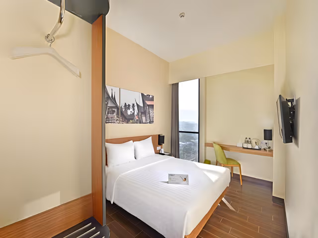 Standard Queen Bedroom