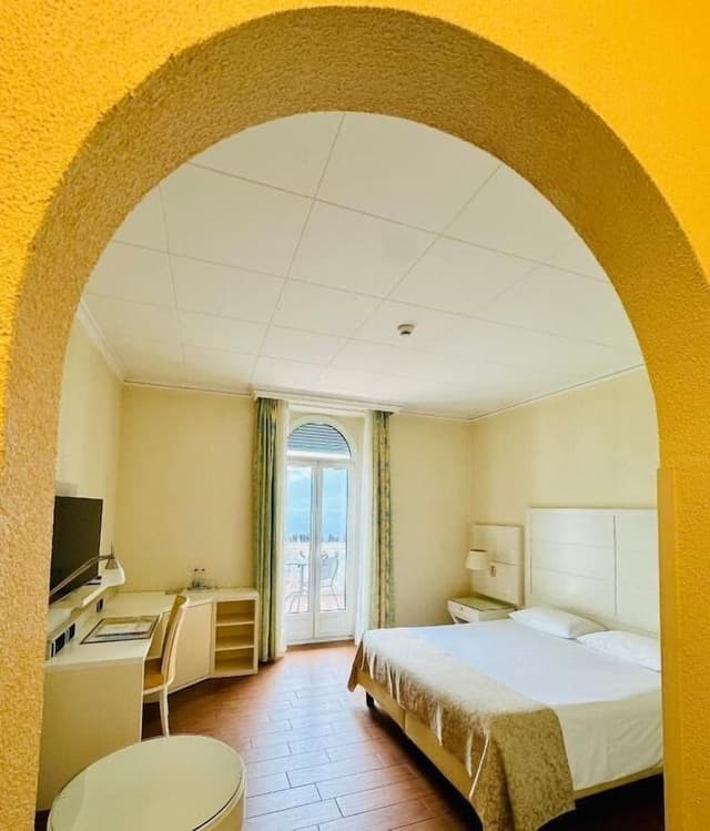 Deluxe Double Room with Direct Lake View