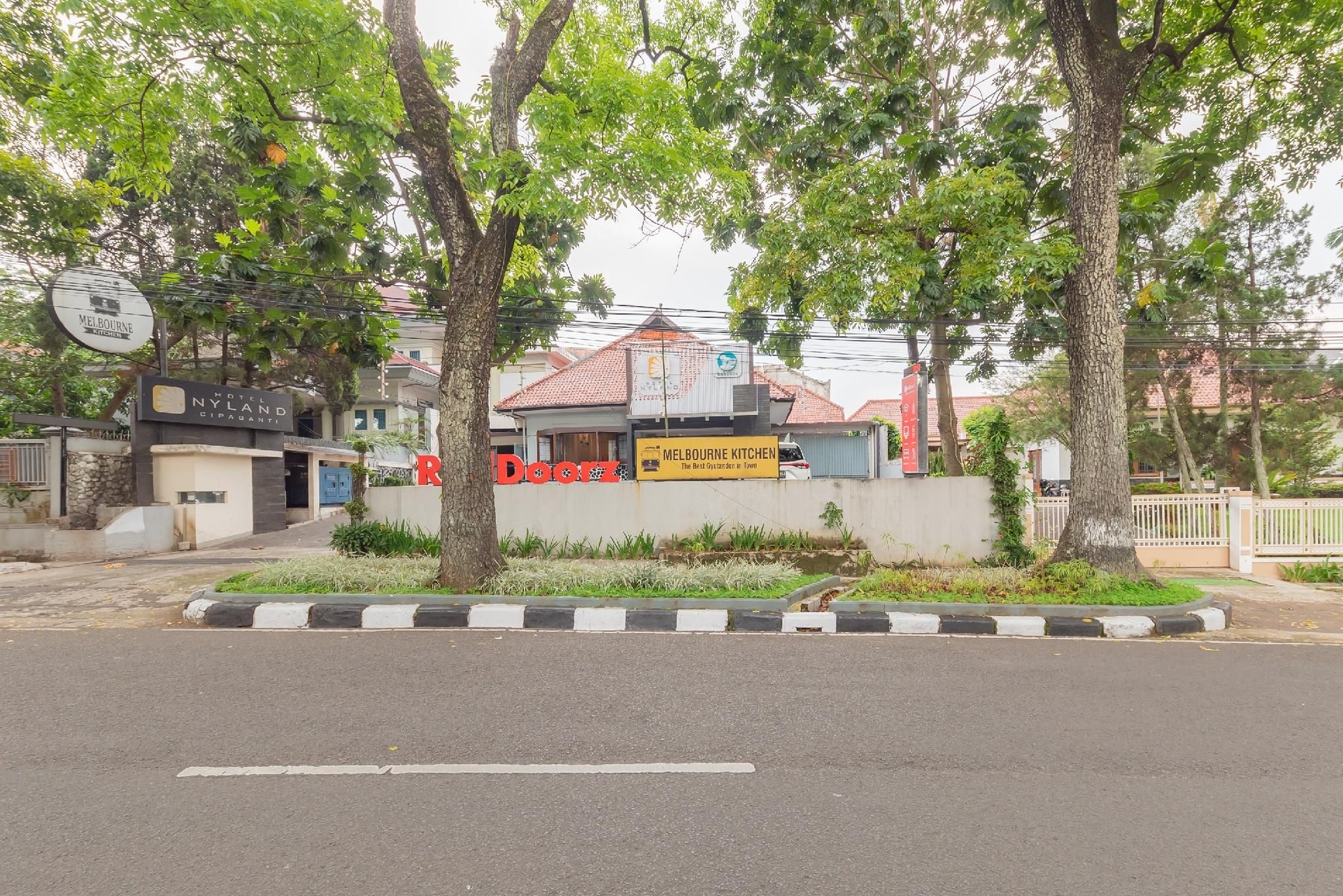 RedDoorz Plus @ Cipaganti Street 30
