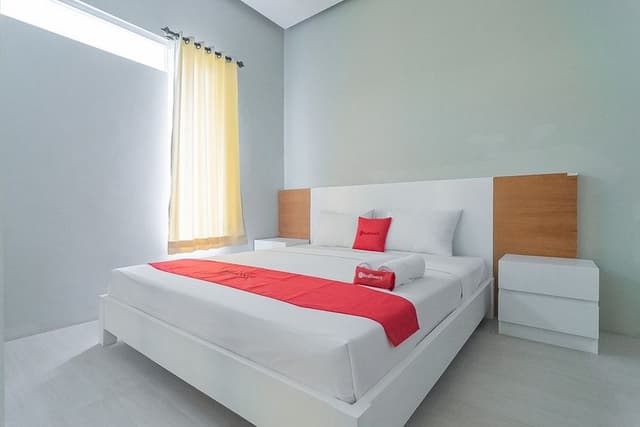 Deluxe Room (RedDoorz)