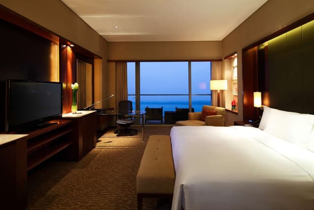 KING HILTON EXECUTIVE ROOM WITH RIVER VIEW