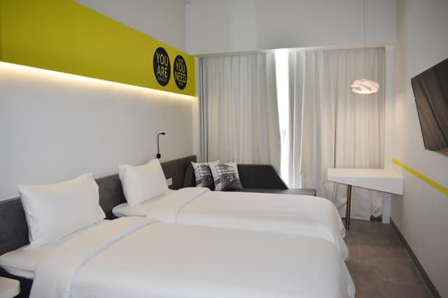Yello Room