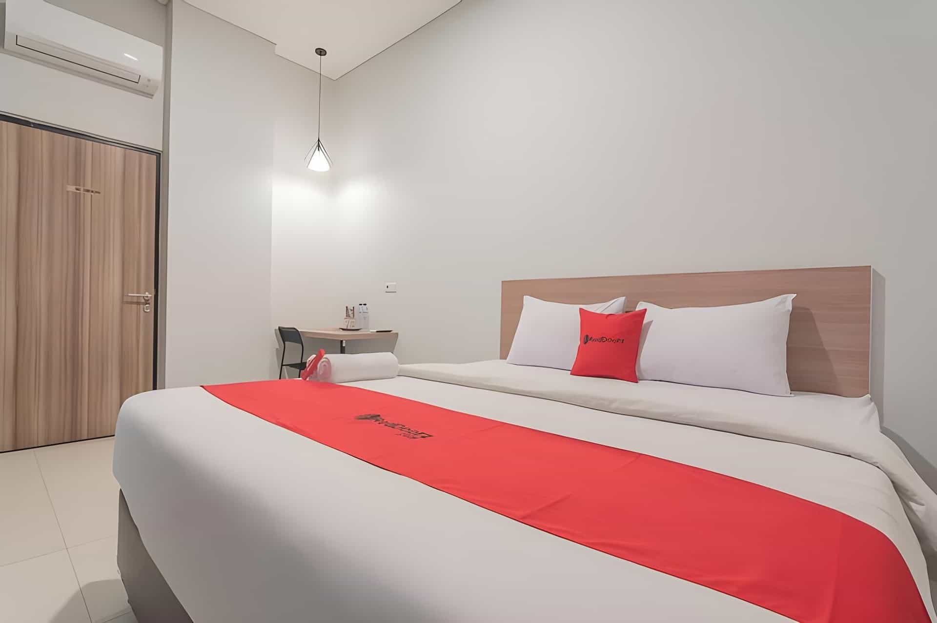 เรดดอร์ซ แอท มาลาบาร์ สตรีท เรดดอร์ซ แอท มาลาบาร์ สตรีท