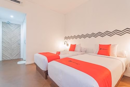 RedDoorz Premium @ Hotel Hebat2