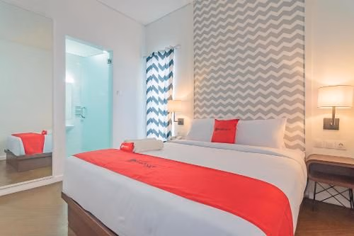 RedDoorz Premium @ Hotel Hebat3
