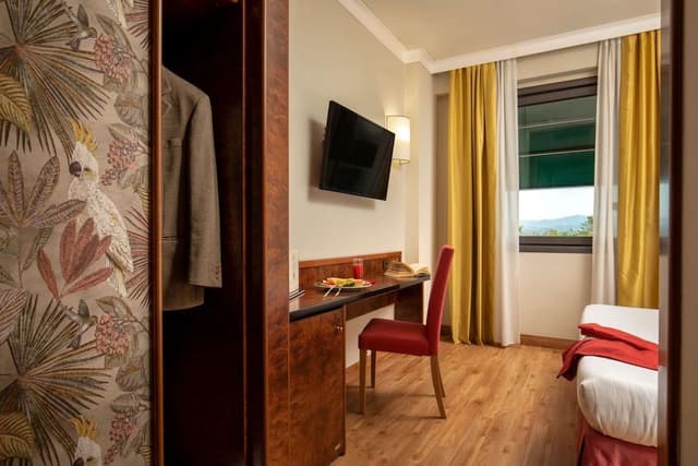 Comfort Room, 1 Queen Bed, Smoking (Converts to 2 Twin Beds)