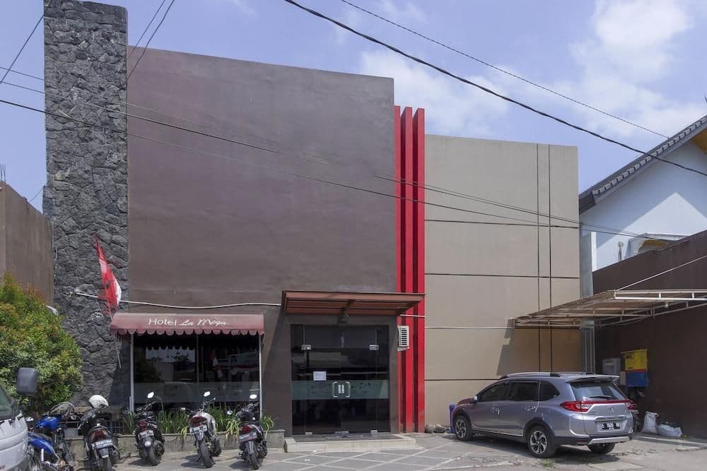 RedDoorz @ La Mega near Pasar Pagi Cirebon RedDoorz @ La Mega near Pasar Pagi Cirebon