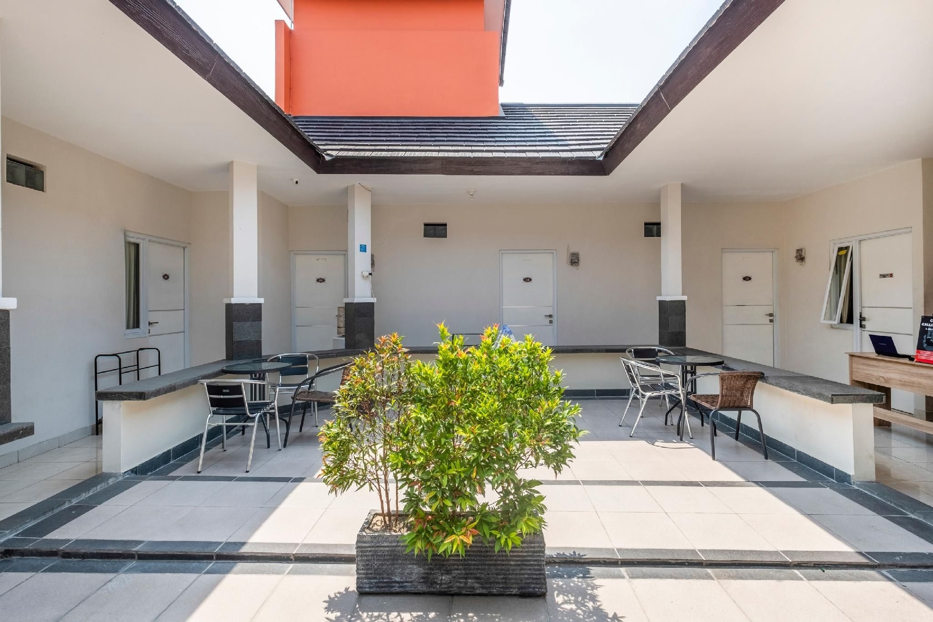 OYO Living 1877 Side Corner1