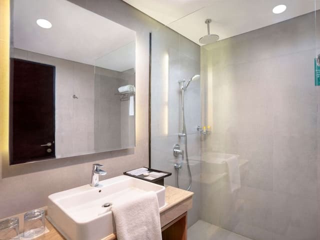 Deluxe Room, 1 Queen Bed, Balcony, Sea View