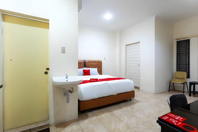 RedDoorz Room