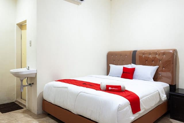 Double Room (RedDoorz)