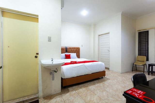 Double Room (RedDoorz)