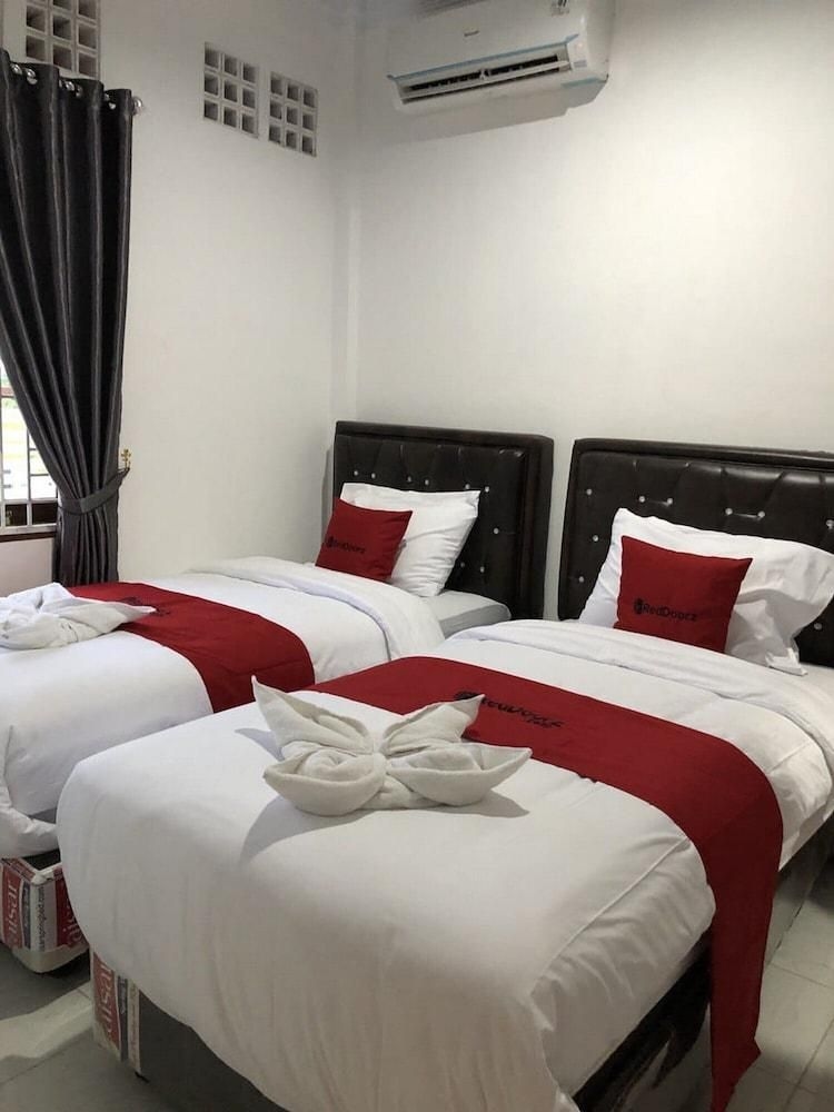 เรดดอร์ซ เนียร์ ยูนิเมด 2 (RedDoorz near CitraLand Gama City Medan)4