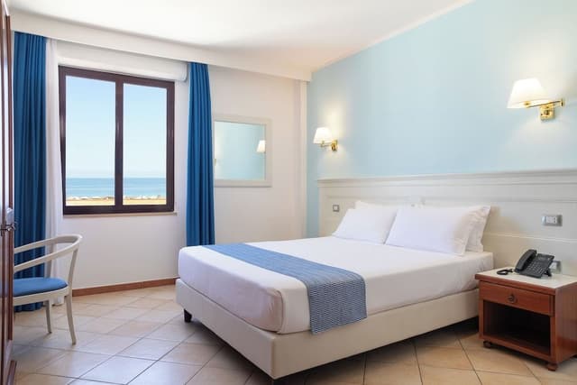 Comfort Room, 1 Queen Bed, Non Smoking, Sea View