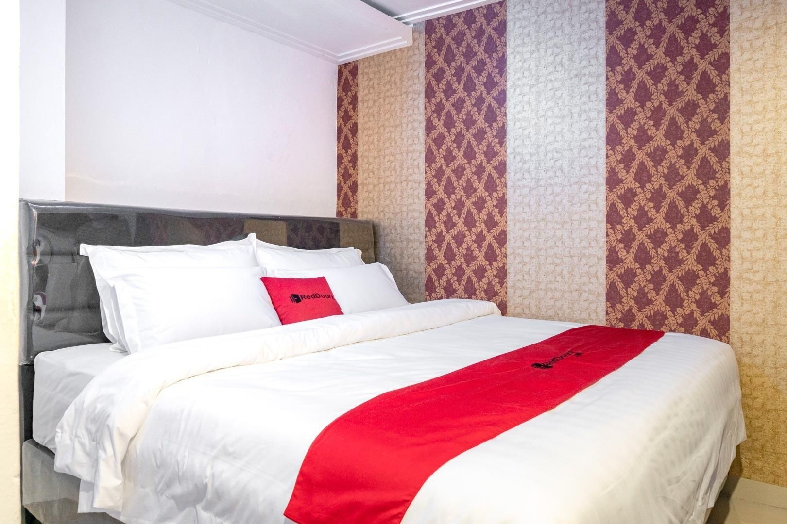 RedDoorz near Manhattan Times Square Medan 24