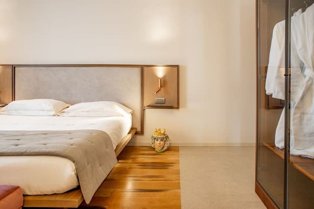 Deluxe Suite, 1 King Bed, Sauna, Courtyard View