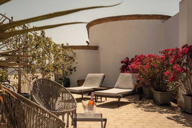 Deluxe Suite, 1 King Bed, Sauna, Courtyard View