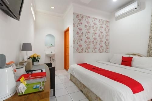 RedDoorz Syariah near Exit Toll Puncak4
