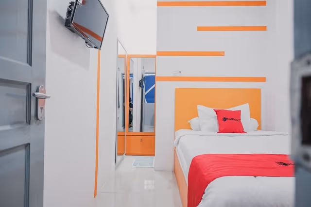 Double Room (RedDoorz)