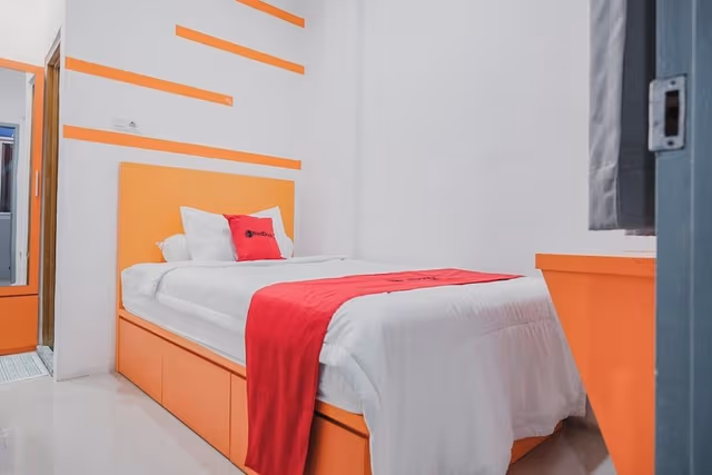 Double Room (RedDoorz)