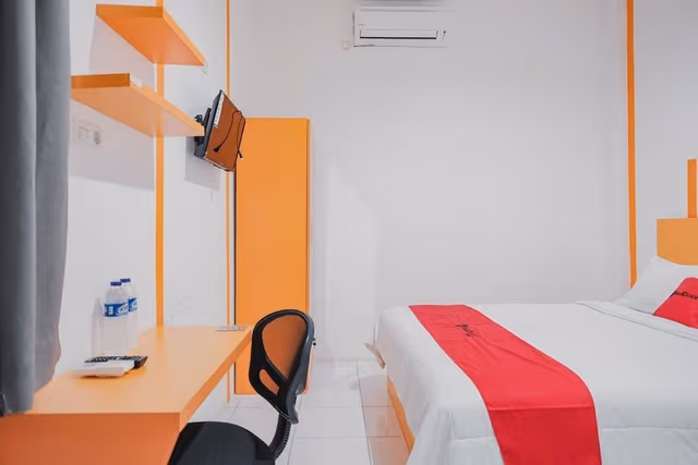 Double Room (RedDoorz)