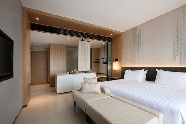 Deluxe Room, 1 King Bed, Lake View
