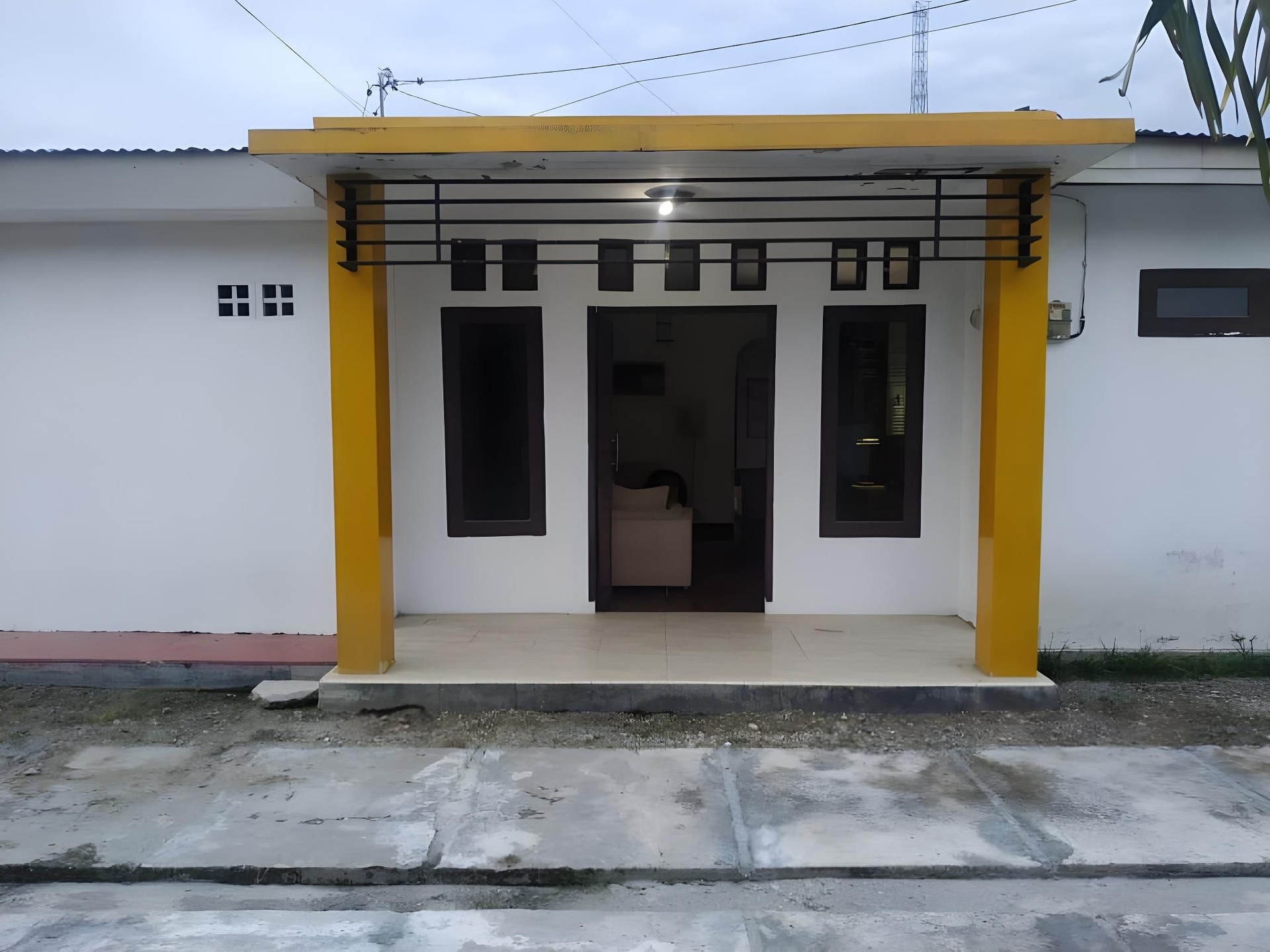 OYO 90699 Yellow White Guesthouse Palu0