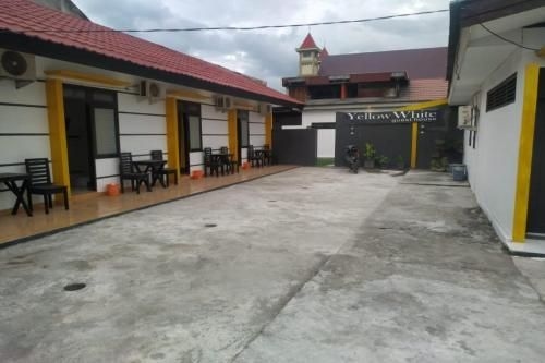 OYO 90699 Yellow White Guesthouse Palu3