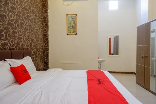 Double Room (RedDoorz)