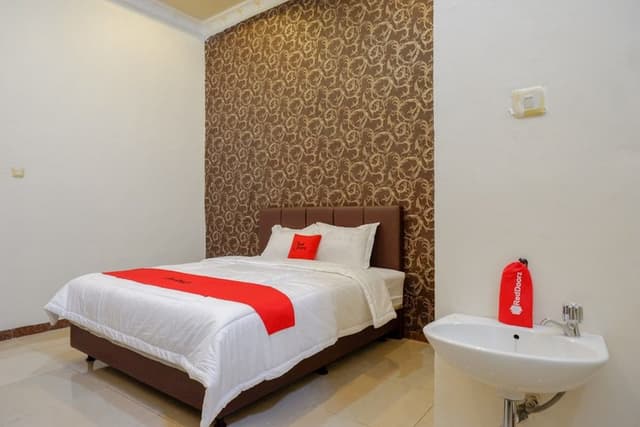 Double Room (RedDoorz)