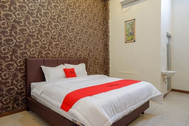 Double Room (RedDoorz)