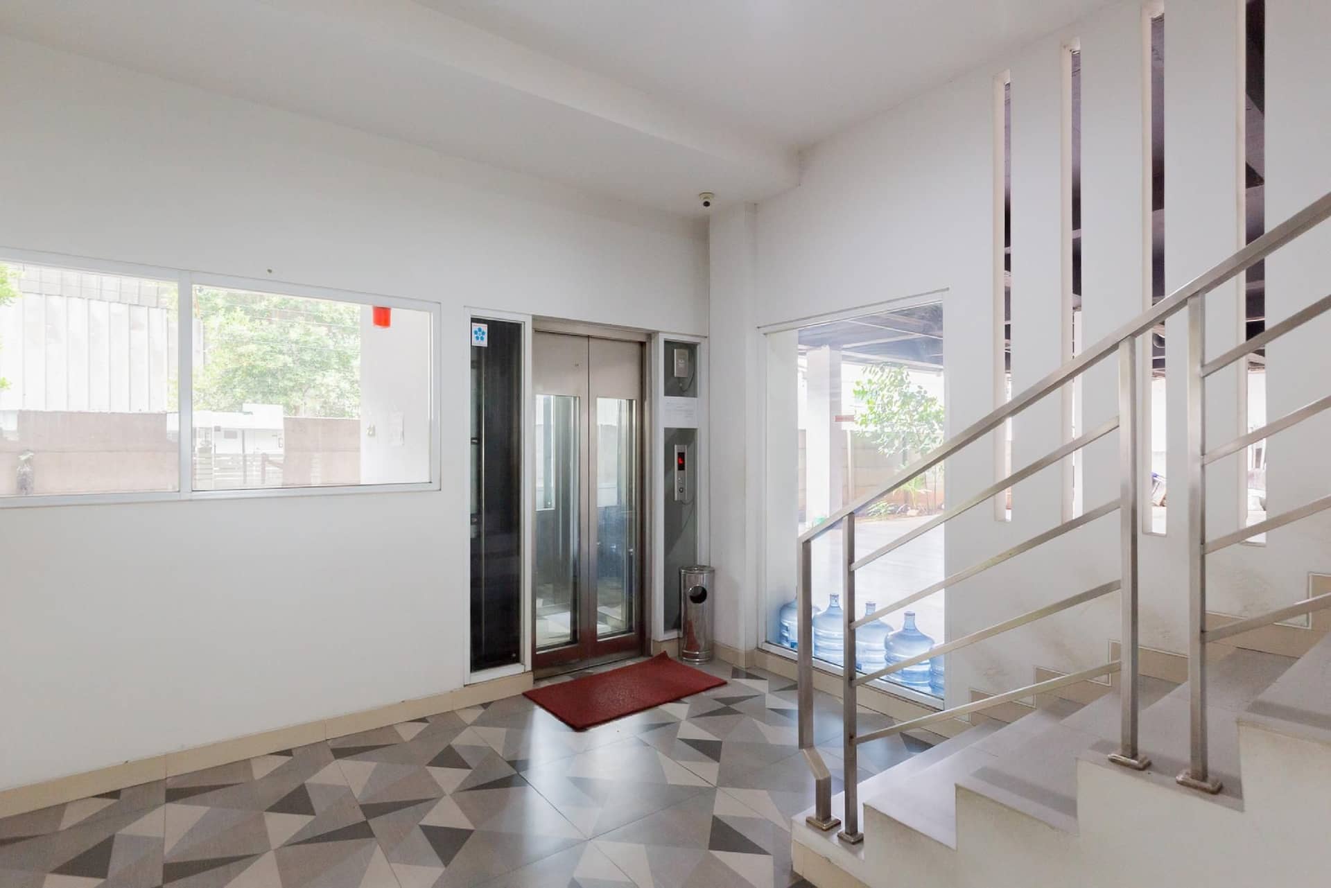 RedDoorz Plus near Living Plaza Jababeka RedDoorz Plus near Living Plaza Jababeka