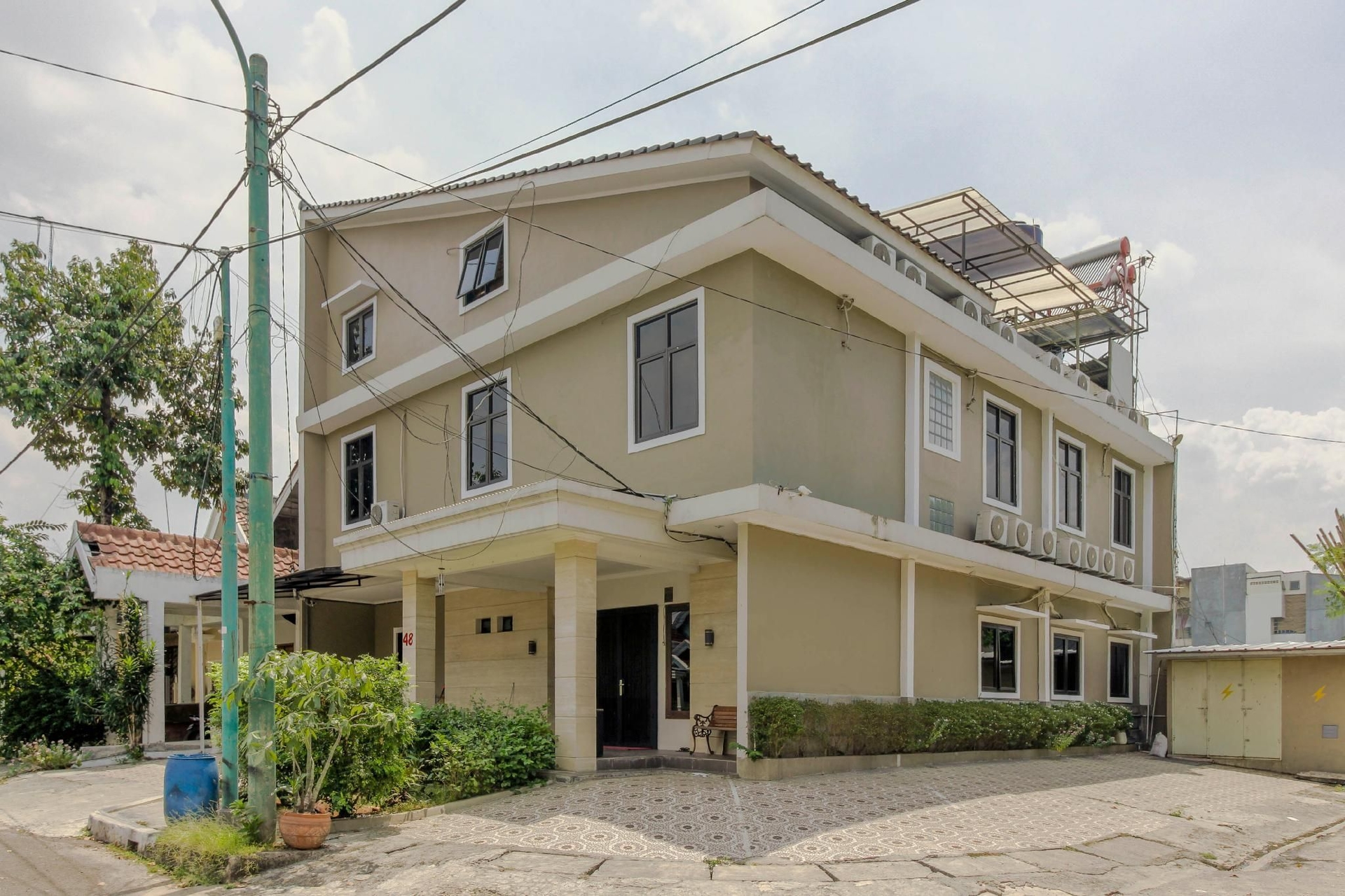 RedDoorz Plus near Lippo Cikarang Mall3