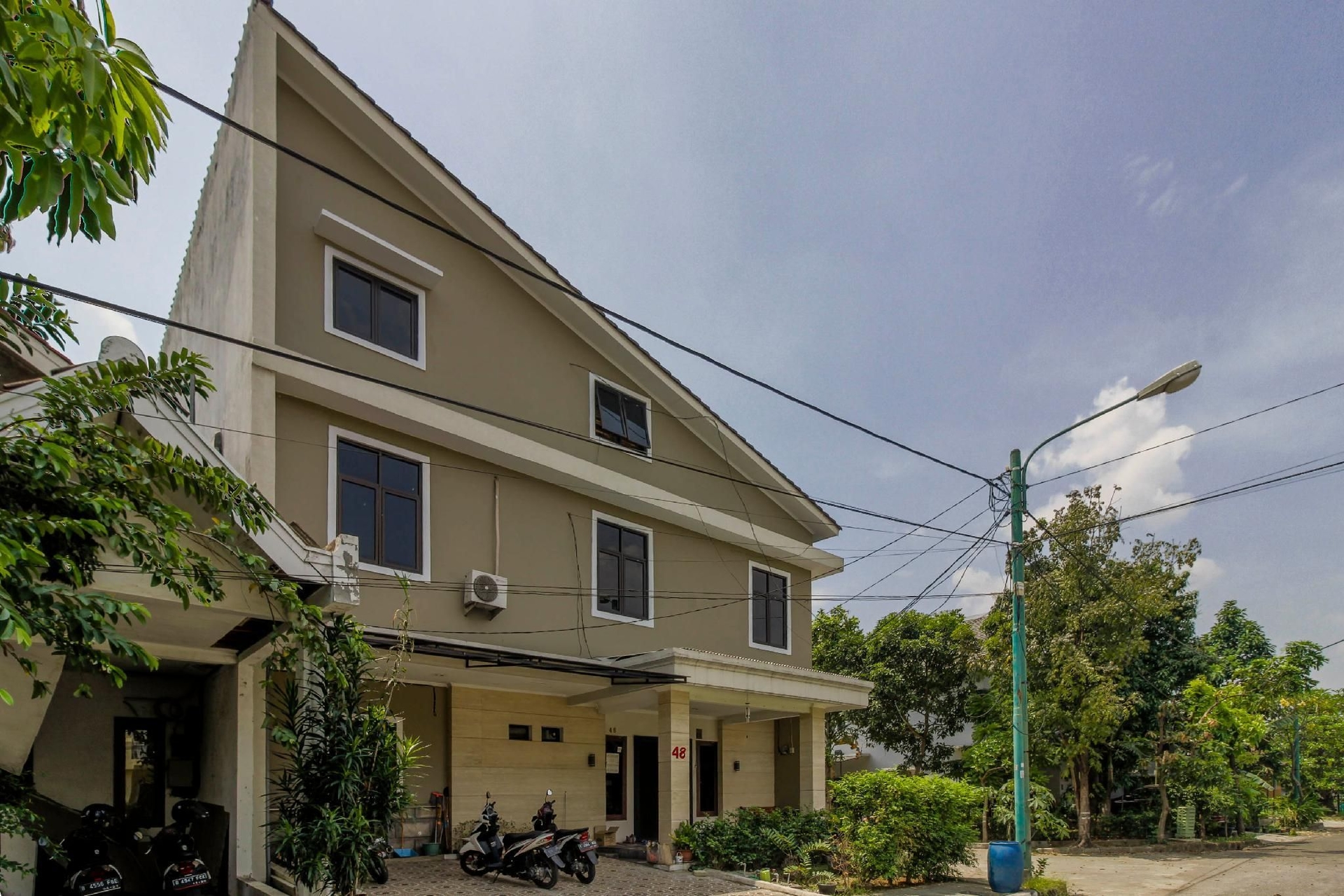 RedDoorz Plus near Lippo Cikarang Mall0