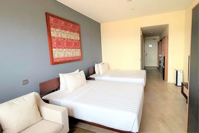 Twin Room, Smoking