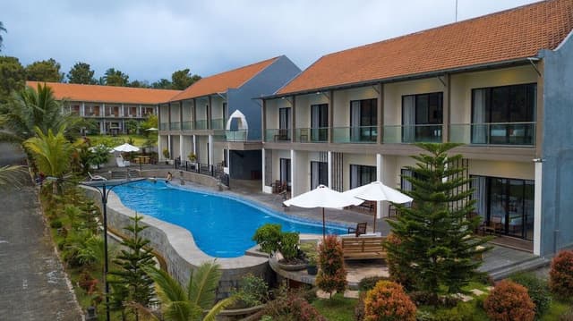 Family Room, Multiple Beds, Non Smoking, Pool View