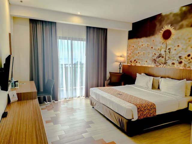Deluxe Room, 1 Queen Bed, Balcony
