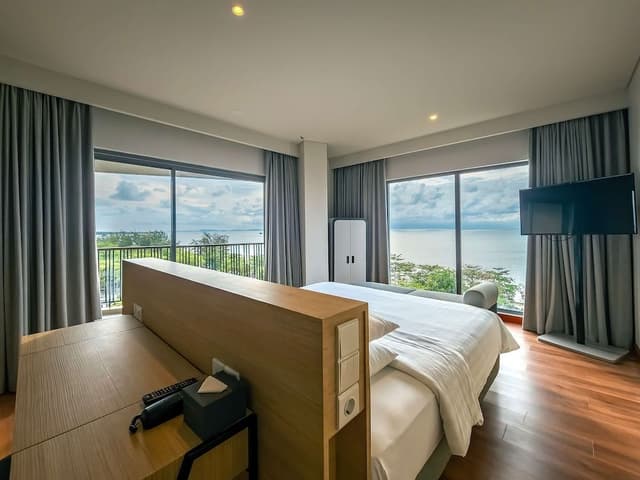 Business Suite, 1 King Bed, Balcony