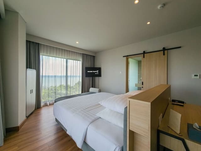 Business Suite, 1 King Bed, Balcony