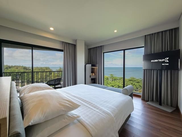 Business Suite, 1 King Bed, Balcony